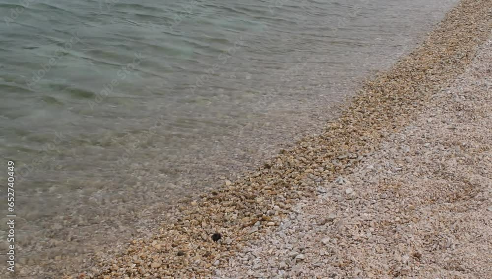 Onde del mare sulla spiaggia di sassi in estate Onde del mare sulla spiaggia di sassi in estate