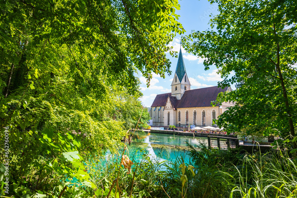 Blick über die Karstquelle Blautopf  auf die Klosterkirche von Blaubeuren