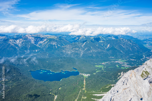 Blick von der Zugspitze über das Wettersteingebirge mit Eibsee und Garmisch-Partenkirchen in Süddeutschland © MCM
