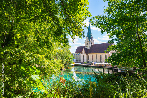 Obraz na płótnie Blick über die Karstquelle Blautopf auf die Klosterkirche von Blaubeuren w salonie