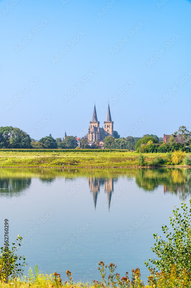 Stadtansicht von Xanten am Niederrhein mit Dom, Karthaus und Kriemhildmühle