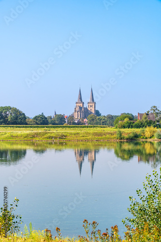 Obraz na płótnie Stadtansicht von Xanten am Niederrhein mit Dom, Karthaus und Kriemhildmühle w salonie