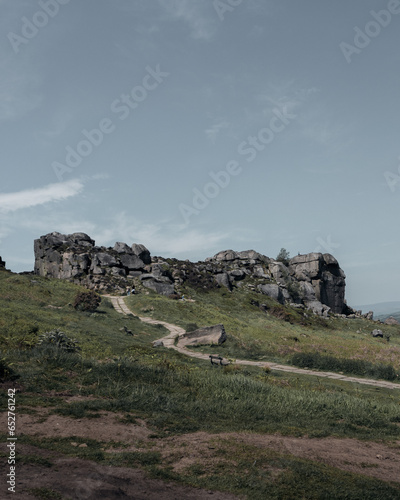 Fotografie Vertical shot of the Moor Cow & Calf Rocks in Ilkley, UK