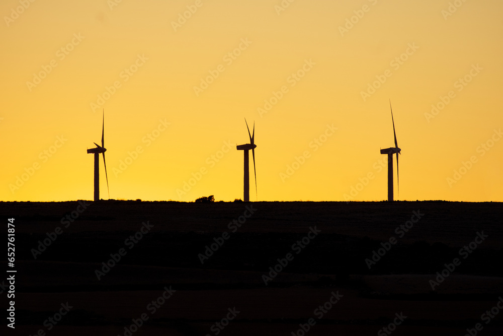 Obraz premium Silhouette at dusk of wind generator