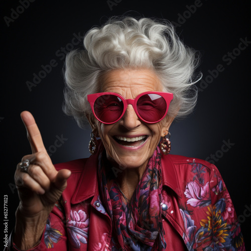 Ältere Frau in eleganter Kleidung und Brille