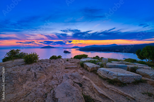 Obraz na płótnie Sunset over Greek islands at Mediterranean sea, bay of Sounio, Greece. w salonie