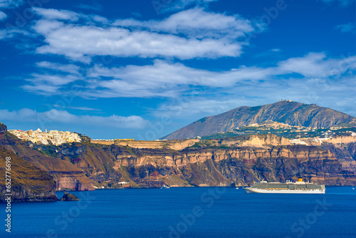 Obraz na płótnie Panorama of Santorini, Greece, on sunny day, cruise ship, white towns w salonie