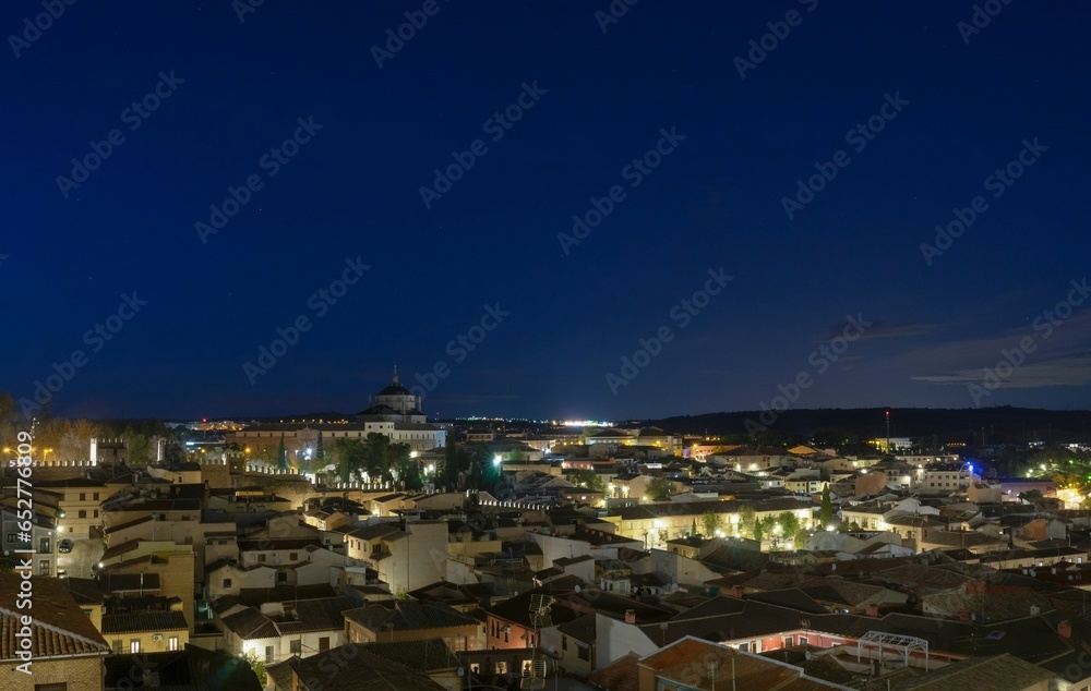 Panoramic view of an area of the city of Toledo at night with its illuminated cases.
