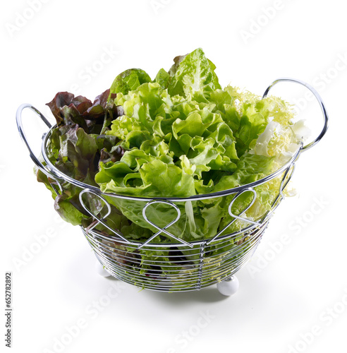 Ensalada de escarola en cesto de  hierro sobre fondo blanco. Endive salad in iron basket on white background.