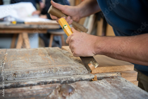 Canvastavla Artisan charpentier réalisant des travaux de restauration sur une ancienne porte