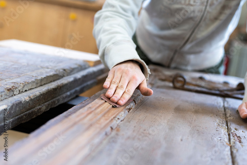 Konstfotografi Artisan charpentier réalisant des travaux de restauration sur une ancienne porte