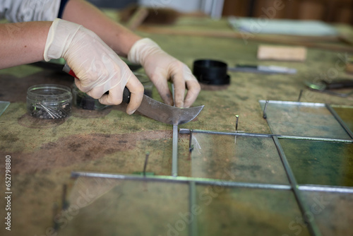 Quadro su tela Artisan verrier réalisant des travaux de restauration sur un vitrail