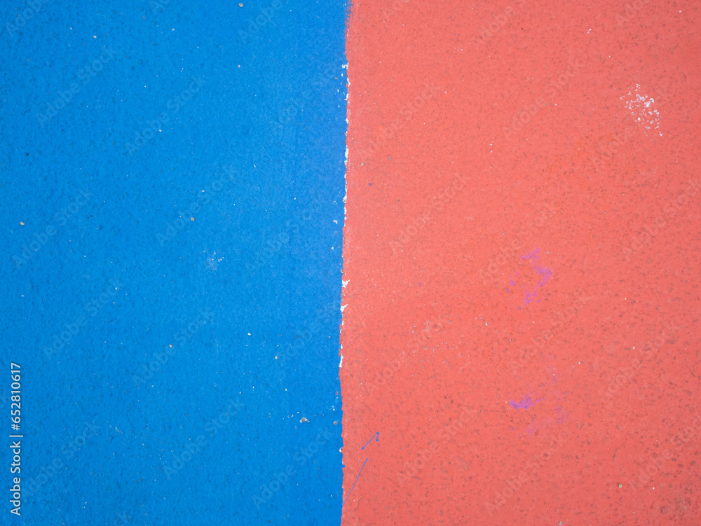 Foto Abstract blue and red textured background with vertical split, rough painted wal