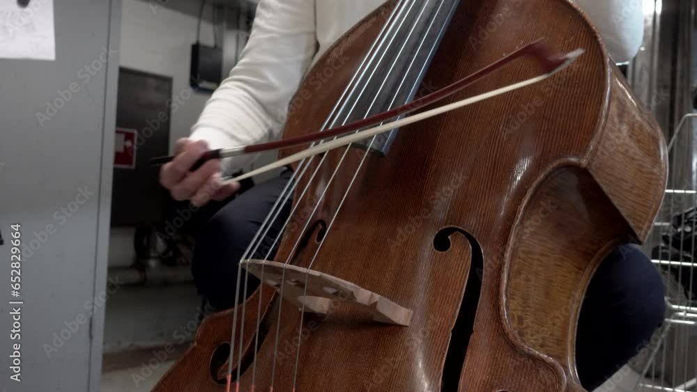 Musiker beim Üben, Kontrabass, Unterbühne, Kontinuität, Spielerisch, Leichtigkeit, Musiker beim Üben, Kontrabass, Unterbühne, Kontinuität, Spielerisch, Leichtigkeit,