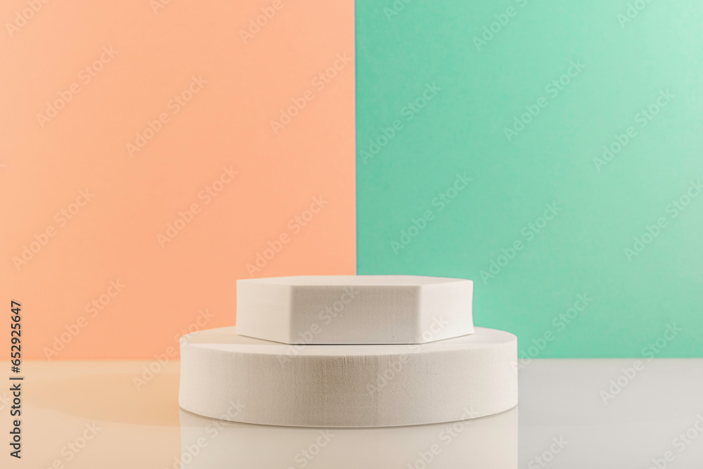 Arrière plan orange et vert avec présentoir pour des produits avec un rendu 3 D. Plate-forme vide avec podium pour cosmétique, bijoux, maquette ou autres objets. Arrière plan orange et vert avec présentoir pour des produits avec un rendu 3 D. Plate-forme vide avec podium pour cosmétique, bijoux, maquette ou autres objets.