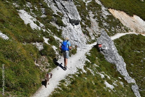 Mann und sein Lagotto Romagnolo Hund wandern im Stubaital 