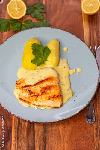 Senfsoße  und Fisch