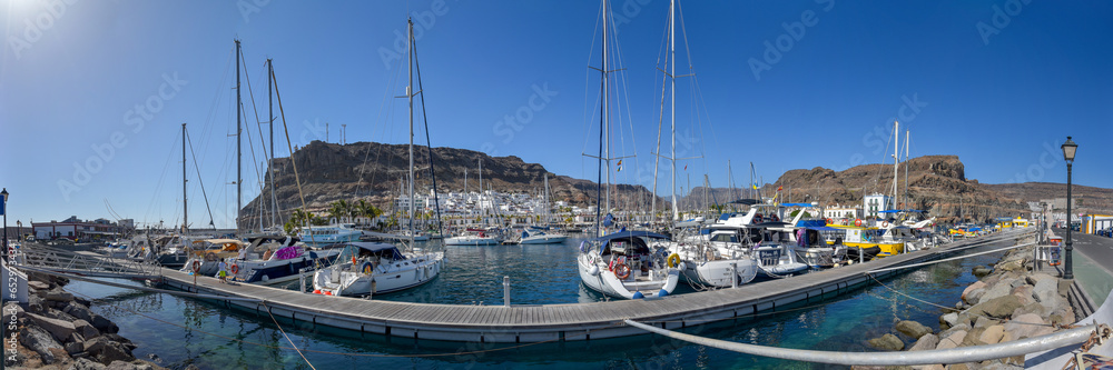 Panorama Hafen mit Booten in Puerto de Mogan auf der Insel Gran Canaria