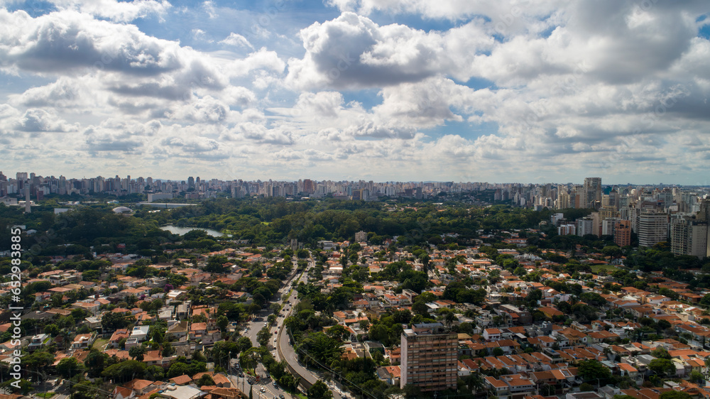 Obraz premium Aerial view of the Itaim Bibi neighborhood, with Av. Parque Paulista and Ibirapuera in the background