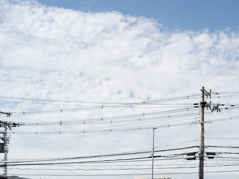 電線と秋のひつじ雲