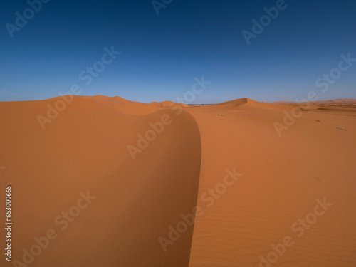 sand dunes in the desert (ID: 653000665)