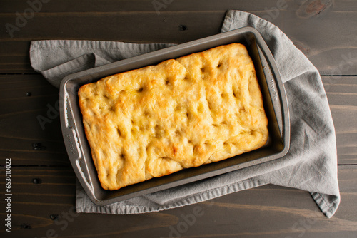 Obraz na plátně Freshly Baked Focaccia Bread in a Shallow Pan: Freshly baked Italian peasant bre