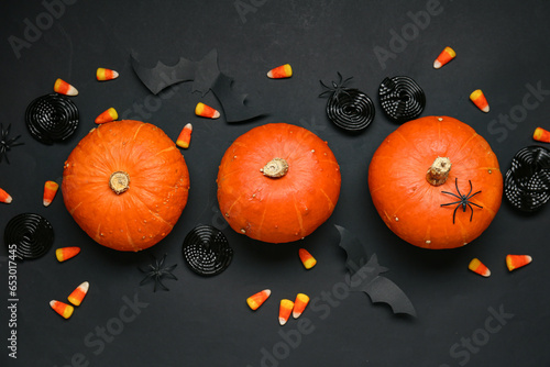 Halloween pumpkins with can...