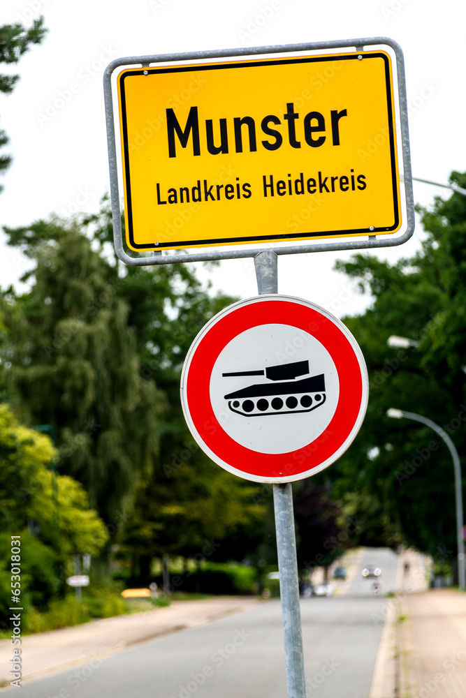 Ortseingang der Panzer-Hauptstadt Munster in der Lüneburger Heide, Niedersachsen, Deutschland