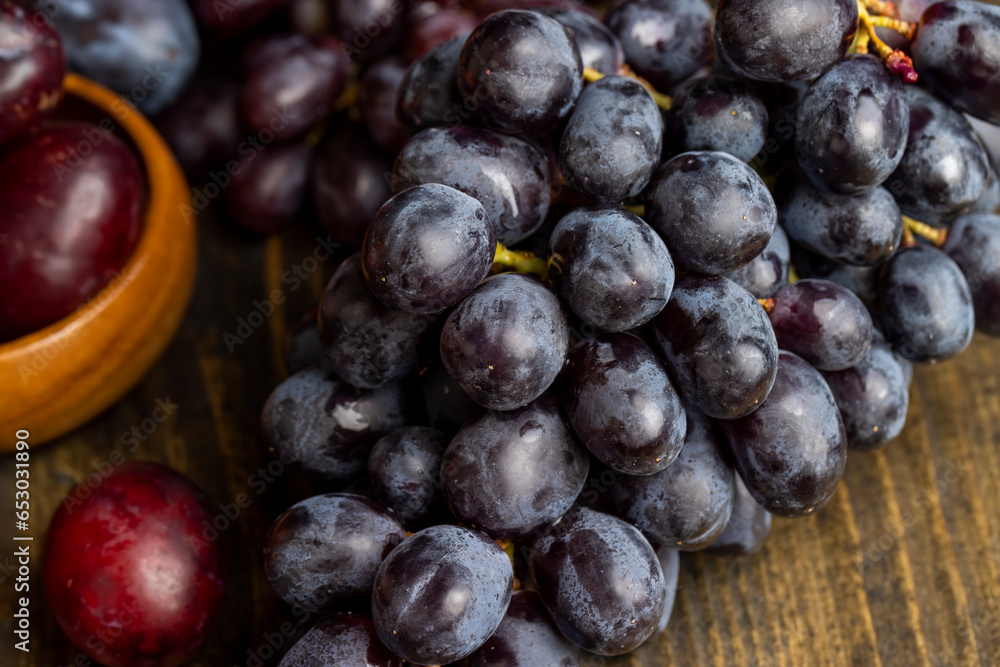Fototapeta premium Ripe fresh grapes on a board