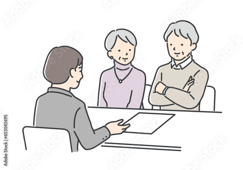 担当者の説明を聞くシニア夫婦