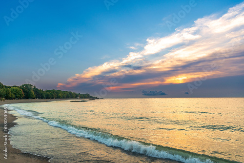 Photography kew beach in toronto's beaches neighbourhood sunrise with clouds and waves room
