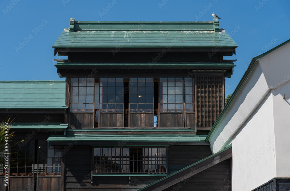 昔の日本の木造建築の2階
