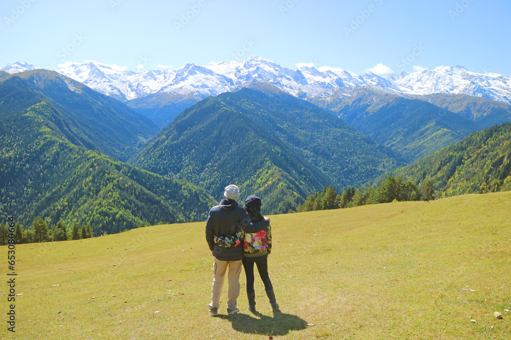 Φωτογραφία Couple Relaxing on the Meadow of Highland Farm Enjoying Fantastic View of Caucas
