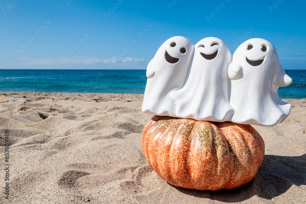 Obraz premium Halloween beach background with pumpkins