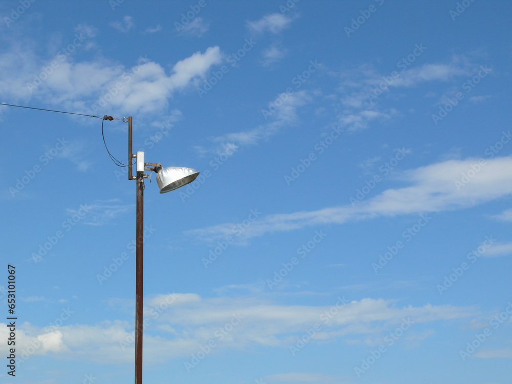 シンプルな街灯とその配線。
背景用画像。余白として青空。