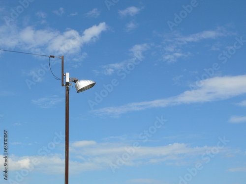シンプルな街灯とその配線。 背景用画像。余白として青空。