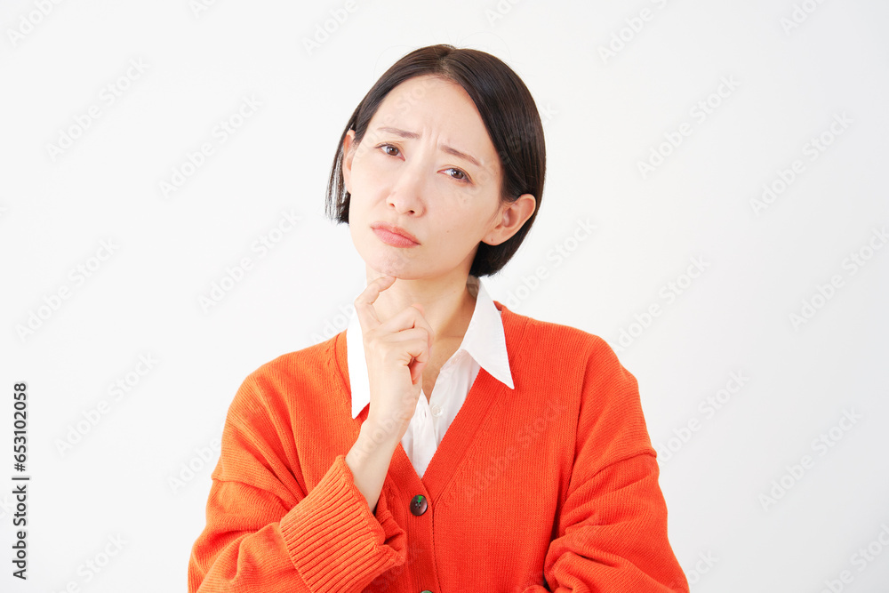 困る女性　白背景
