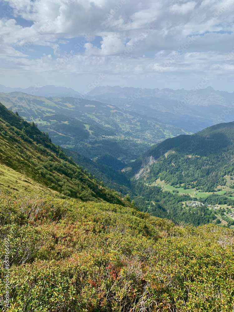 Sentier de grande randonnée dans les Alpes françaises sur le parcours ...