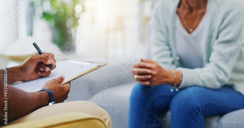 Foto Woman, hands or consulting a therapist writing on clipboard notes for healthcare service of cancer therapy