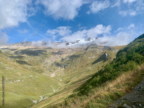 Paysage de Alpes françaises sur le sentier du TMB entre les Chapieux et le col de la Seigne photo