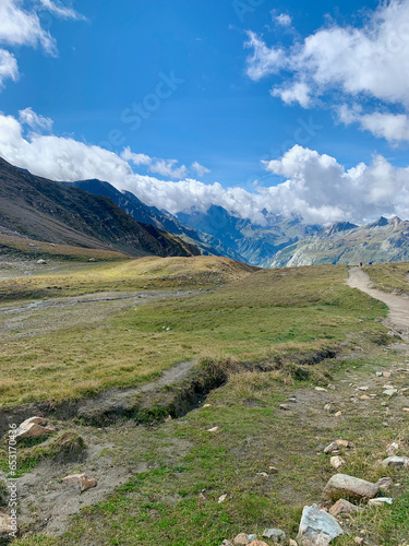 Paysage de Alpes françaises sur le sentier du TMB entre les Chapieux et le col de la Seigne