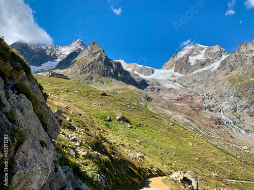 Massif du Mont-Blanc aux abords du col de la Seigne photo