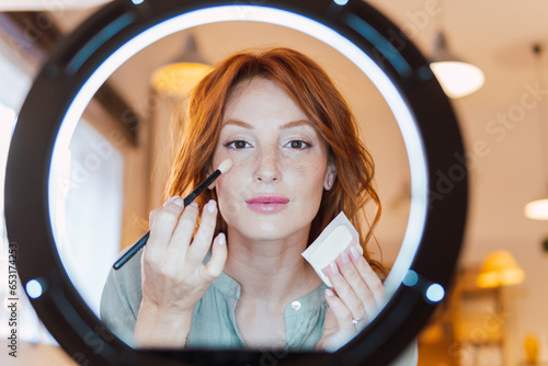 Obraz na płótnie Vlogger recording make-up tutorial at home
