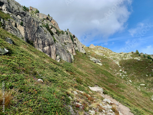 Chemin de randonnée qui mène à la fenêtre d'Arpette dans les Alpes suisses, variante du TMB