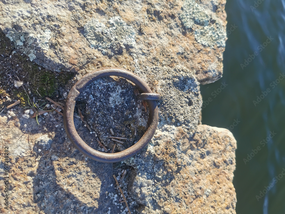 chain of metal rings on a stone wall