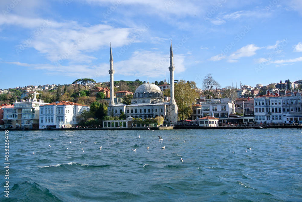 Fototapeta premium Wide shot, Hamid-i Evvel Camii Mosque on the waterfront of Bosphorus Strait, Istanbul, Türkiye.