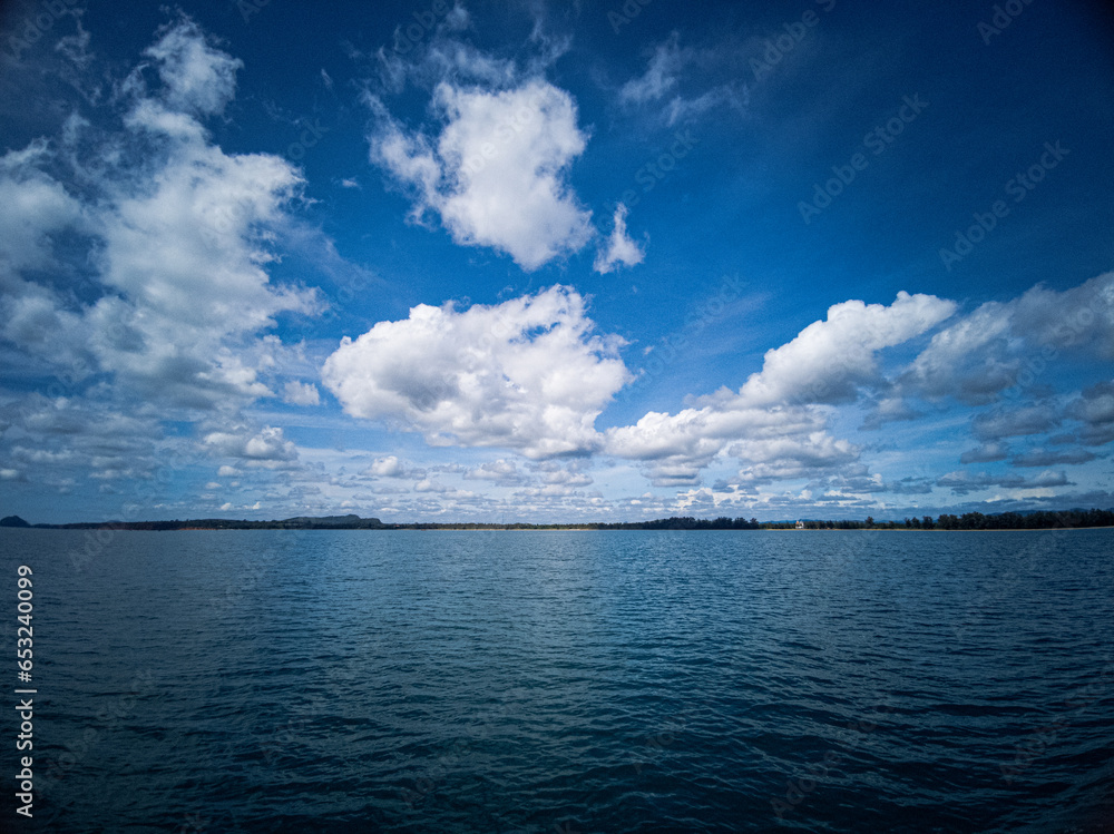 Obraz premium blue sky and sea