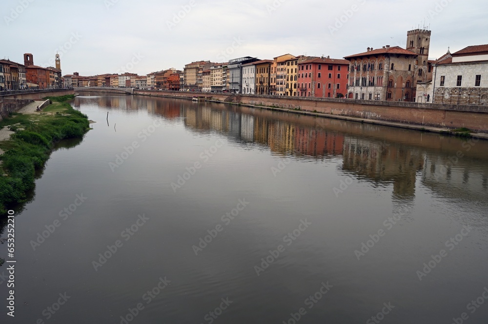 Rive de l'Arno dans la ville de Pise en Toscane
