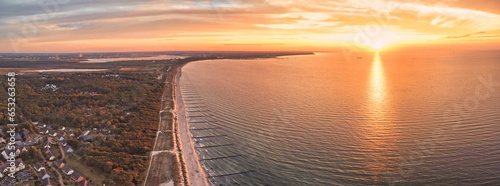 Luftaufnahme über dem Ostseestrand Markgrafenheide (nahe Rostock und Warnemünde) während des Sonnenunterganges im Spätsommer 2023. photo