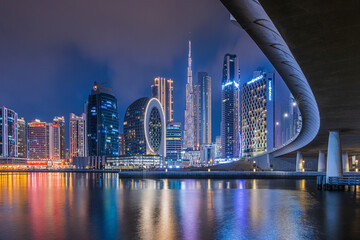 Wandcirkels Dubai Verlichte brug Dubai bij blauw uur  © Marco